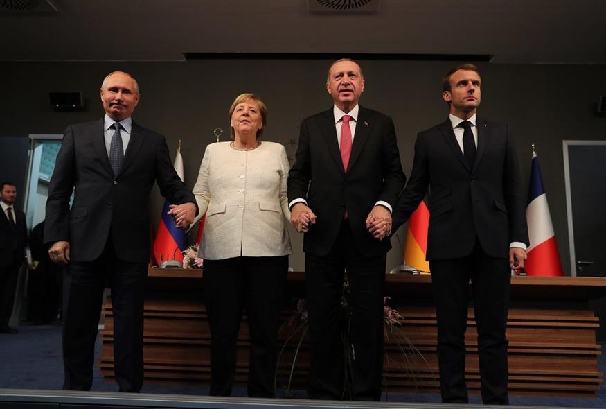 Οι Άνγκελα ΜέρκεΛ, Εμανουέλ Μακρόν, Ρετζέπ Ταγίπ Ερντογάν και Βλαντίμιρ Πούτιν σε σύνοδο στην Κωνσταντινούπολη, το 2018 (Associated Press)