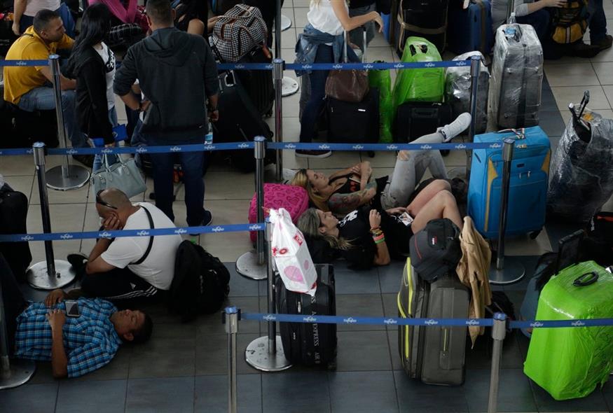 Επιβάτες αεροδρόμιο (AP Photo/Arnulfo Franco)