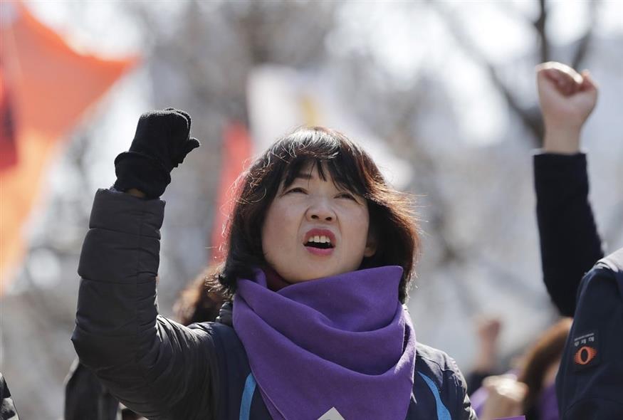 Διαδηλώτρια στην πορεία για την ημέρα της γυναίκας στη Σεούλ (φωτογραφία αρχείου / Associated Press)