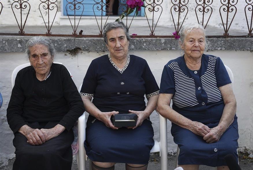 Αιμιλία Καμβίση, Ευστρατία και Μαρίτσα Μαυραπίδου: Οι εμβληματικές αλληλέγγυες γιαγιάδες της Συκαμιάς (Associated Press)