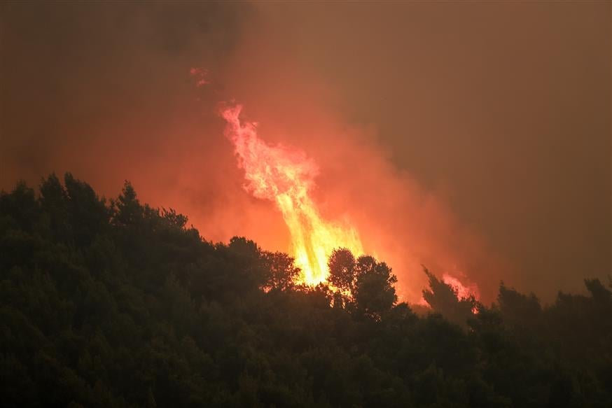 Μαίνεται η φωτιά που ξεκίνησε από τον Σχίνο Κορινθίας (φωτ. Eurokinissi)