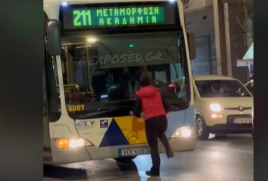 Κλώτσαγε λεωφορείο που ήταν σταματημένο σε φανάρι/tiktok