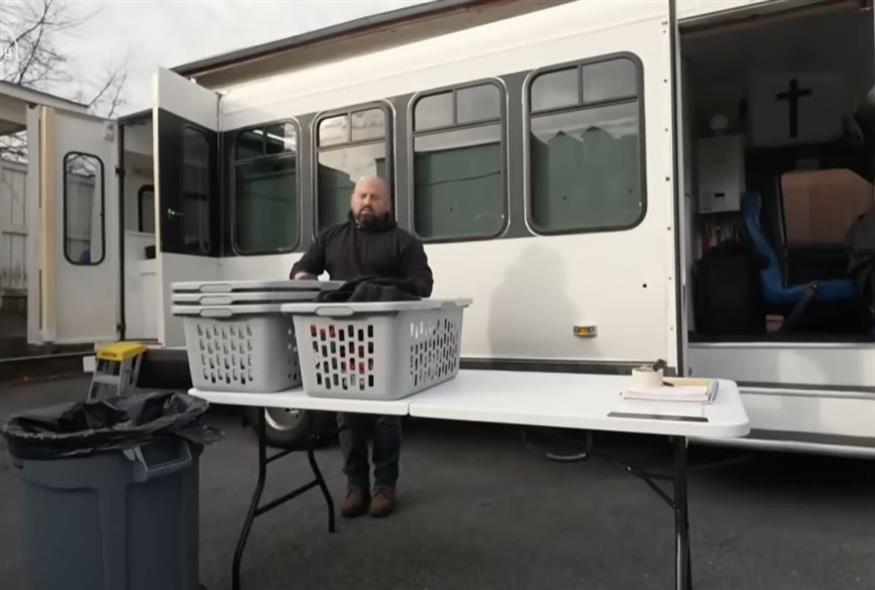 Πλυντήριο για τα ρούχα των αστέγων (Youtube capture)