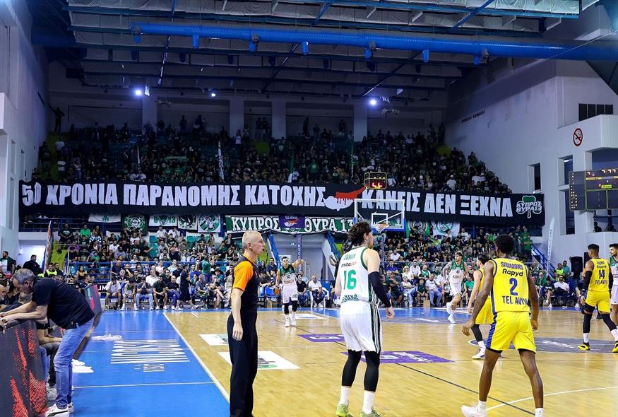 Το πανό για την τουρκική εισβολή στην Κύπρο (ΙΝΤΙΜΕ)