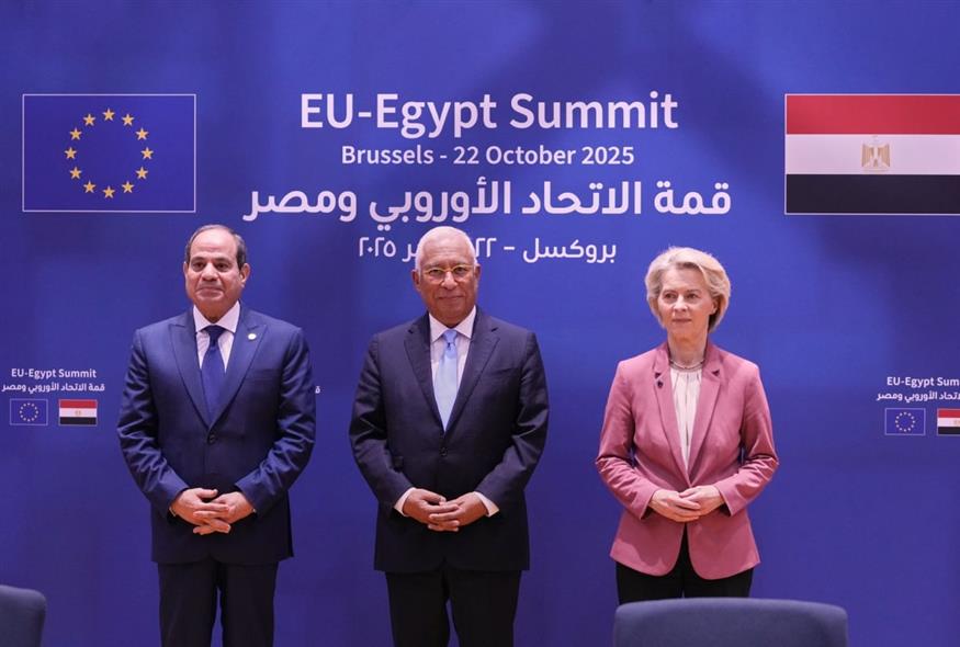 Από αριστερά, ο Πρόεδρος της Αιγύπτου Αμπντέλ Φατάχ αλ-Σίσι, ο Πρόεδρος του Ευρωπαϊκού Συμβουλίου Αντόνιο Κόστα και η Πρόεδρος της Ευρωπαϊκής Επιτροπής Ούρσουλα φον ντερ Λάιεν (ΑP)