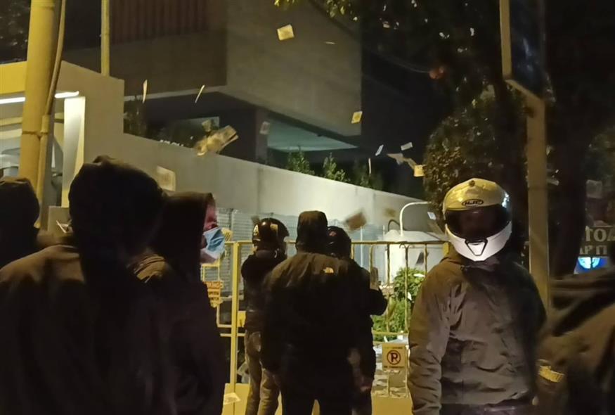 Παρέμβαση Ρουβίκωνα στο σπίτι του διευθύνοντος συμβούλου του ΟΣΕ (Screenshot)