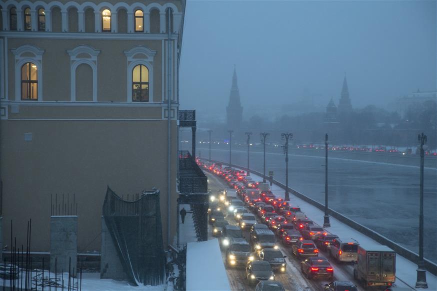 Η οδήγηση στις λεωφόρους-δαχτυλίδια της Μόσχας τις ώρες αιχμής είναι για τους… υπομονετικούς (AP Photo/Pavel Golovkin)