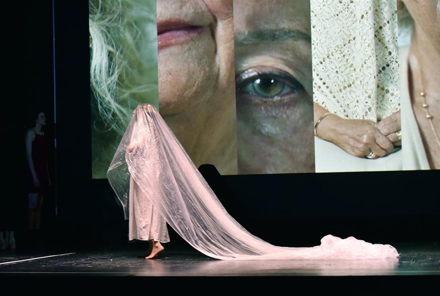 GLOW Στιγμιότυπο από την παράσταση «GLOW ή Πώς να γυρίσεις ασφαλής στο σπίτι σου» (Copyright: Εβελίνα Πρόσκινα, Ισμήνη Γούλα)