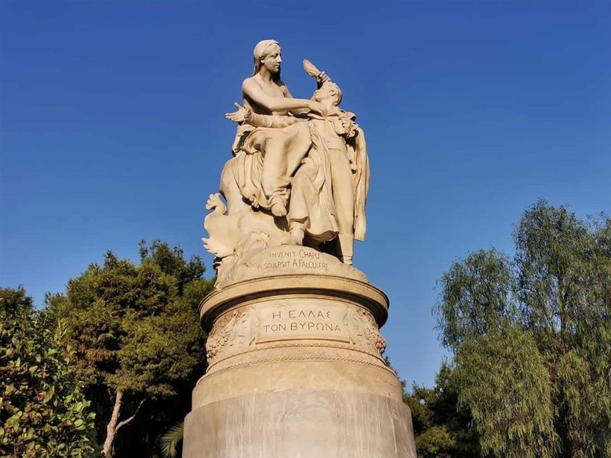 Ένα από τα ωραιότερα αγάλματα στην Αθήνα αναπαριστά τον Λόρδο Βύρωνα