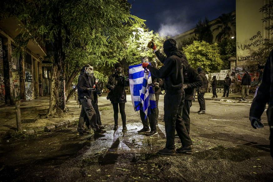 Κουκουλοφόροι καίνε την ελληνική σημαία (Eurokinissi / Στέλιος Μίσινας)