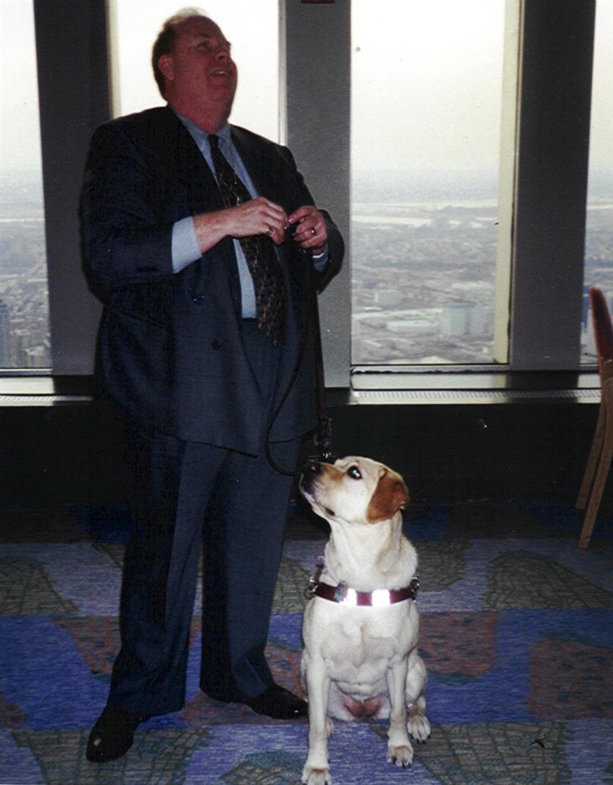 Ο Μάικλ στο γραφείο του με τη Ροζέλ.