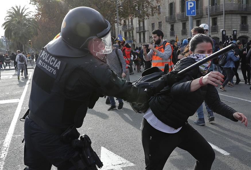 Συγκρούσεις αστυνομικών δυνάμεων με διαδηλωτές στην Βαρκελώνη (AP Photo/Manu Fernandez)