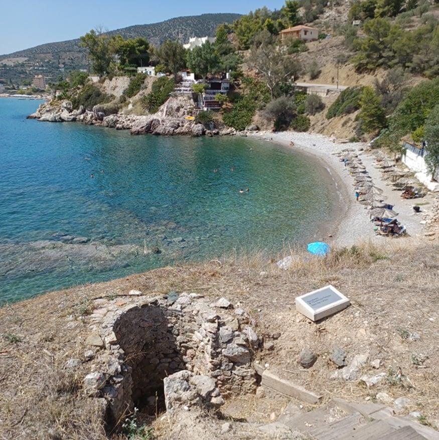 Ο μικρός κολπίσκος όπως φαίνεται από τον Αρχαιολογικό Χώρο της Ασίνης | © Χριστίνα Τσαμουρά