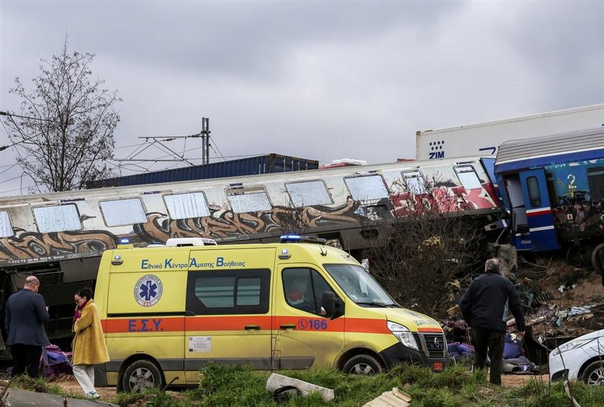 Τέμπη, ασθενοφόρο του ΕΚΑΒ (ΛΕΩΝΙΔΑΣ ΤΖΕΚΑΣ/EUROKINISSI)