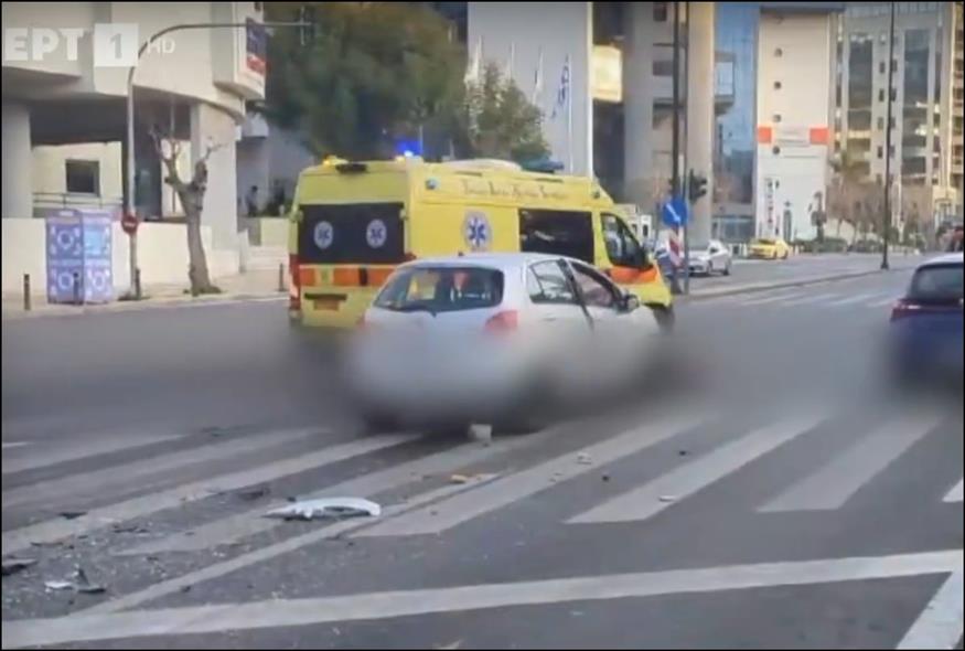 Τροχαίο με τρία οχήματα στη Μεσογείων (Screenshot/ΕΡΤ)