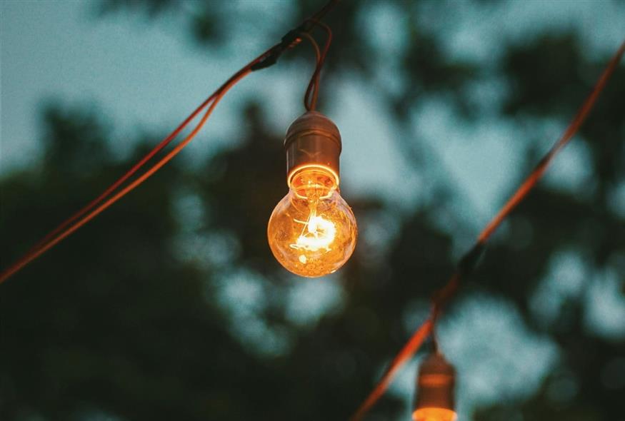 Λάμπα (UNSPLASH)