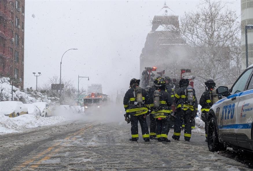Παρέλυσε από τον χιονιά η Νέα Υόρκη (AP)