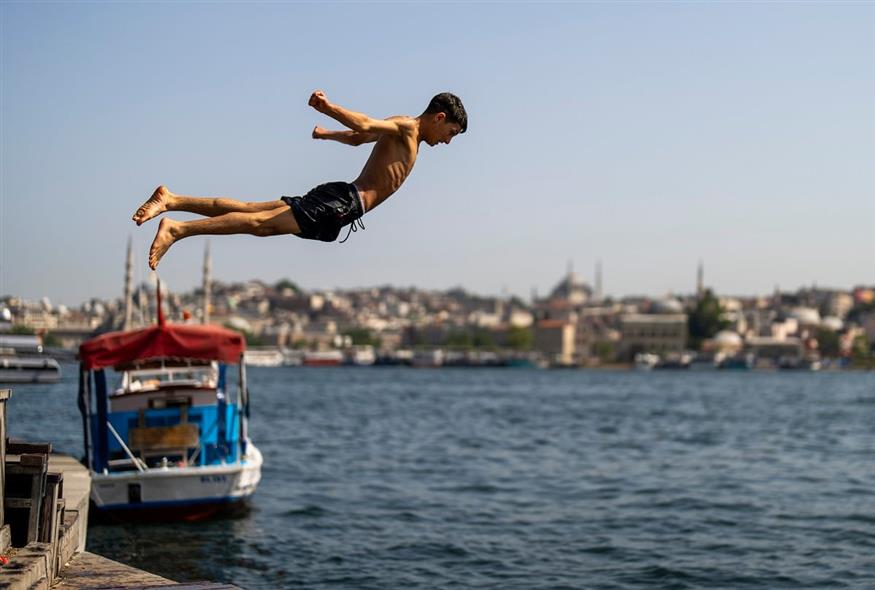 Βουτιές στον Βόσπορο (AP Photo/Francisco Seco)