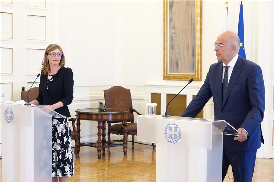 Ο υπουργός Εξωτερικών Νίκος Δένδιας και η ομόλογός του από τη Βουλγαρία Εκατερίνα Ζαχάριεβα