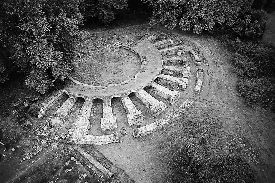 Ο αρχαιολογικός χώρος του Δίου έκτασης 360 στρεμμάτων, που κατοικήθηκε χωρίς διακοπή από τα κλασικά έως τα παλαιοχριστιανικά χρόνια. Στη φωτογραφίατο ρωμαϊκό ωδείο (φωτό ΕΘΝΟΣ)