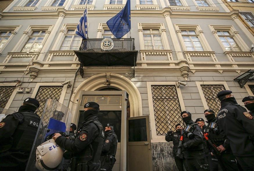 Διαμαρτυρία έξω από το ελληνικό προξενείο στην Κωνσταντινούπολη (φωτογραφία αρχείου / Associated Press)
