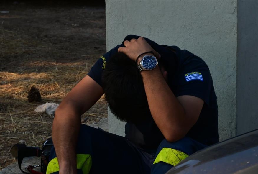 Πυροσβέστης στη μάχη με τις φλόγες στη Δυτική Αττική
