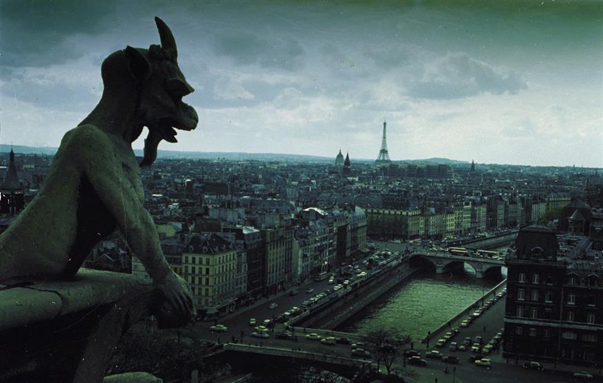 Το Παρίσι υπό το βλέμμα ενός γκαργκόιλ στη Νοτρ Νταμ  (AP Photo)