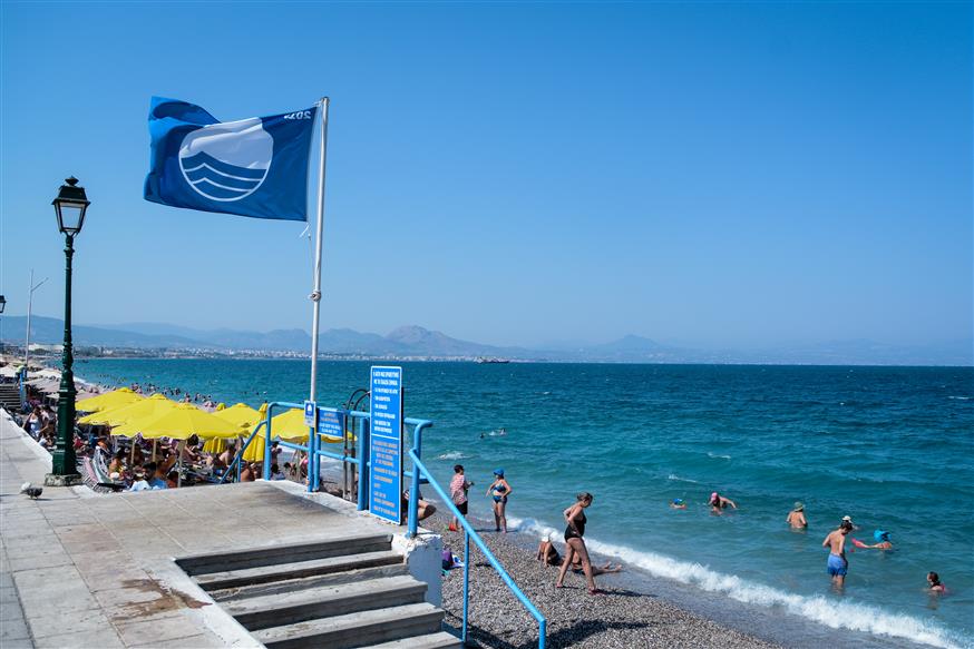 Γαλάζια σημαία στην παραλία του Λουτρακίου/Eurokinissi