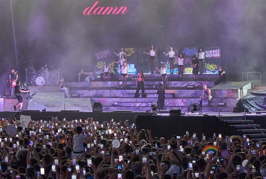 Στιγμιότυπο από τη συναυλία της Μαρίνας Σάττι στην Πλατεία Νερού