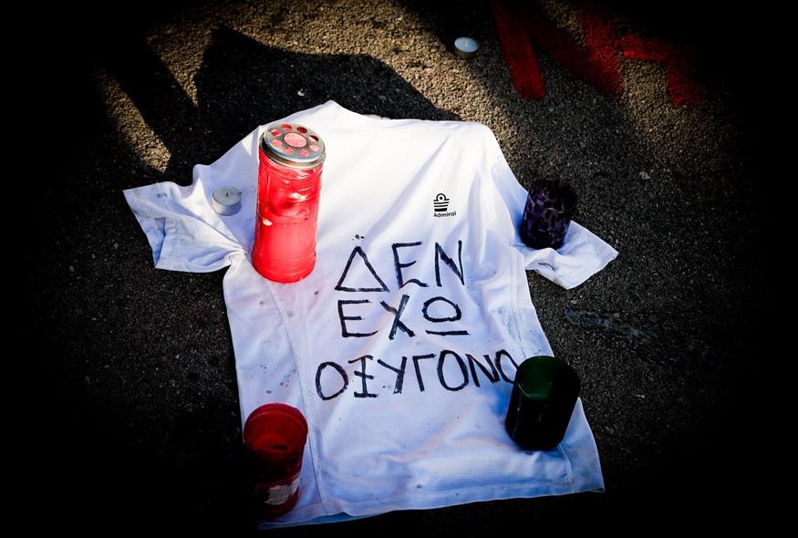 Μπλούζα «δεν έχω οξυγόνο» έξω από τη Βουλή (ΓΙΩΡΓΟΣ ΚΟΝΤΑΡΙΝΗΣ/EUROKINISSI)