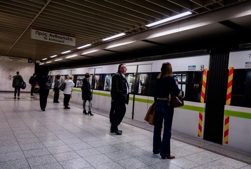 Επιβάτες αναμένουν συρμό του μετρό/ φωτογραφία αρχείου - EUROKINISSI/ΓΙΩΡΓΟΣ ΚΟΝΤΑΡΙΝΗΣ