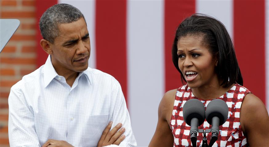 Ο Μπαράκ Ομπάμα με τη Μισέλ (Copyright: AP Photo/Charlie Neibergall)