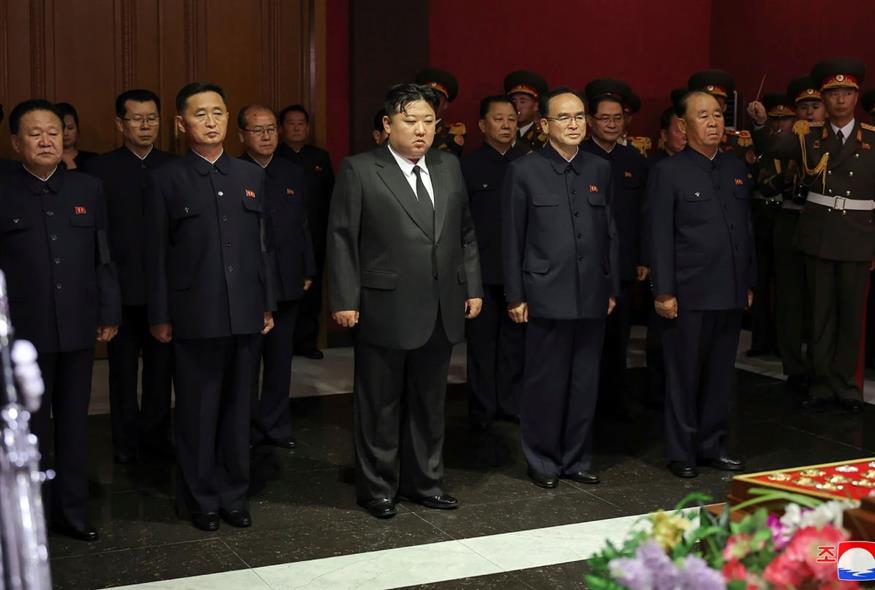 Ο Κιμ Γιονγκ Ουν στην κηδεία του μετρ της προπαγάνδας/ AP