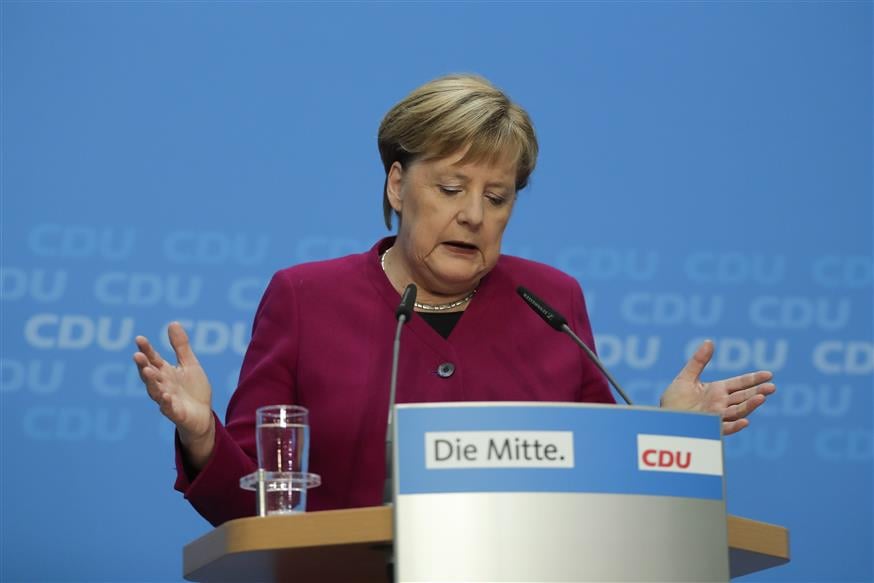 Εξηγώντας, παραστατικά, ότι δεν θα διεκδικήσει την αρχηγία του CDU (AP Photo/Markus Schreiber)