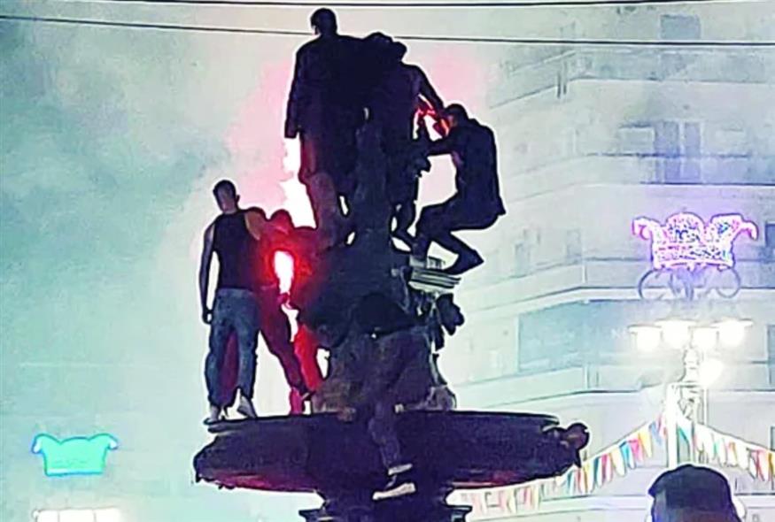 Σκαρφαλωμένοι στα προστατευόμενα μνημεία των σιντριβανιών της πλ. Γεωργίου (pelop.gr)