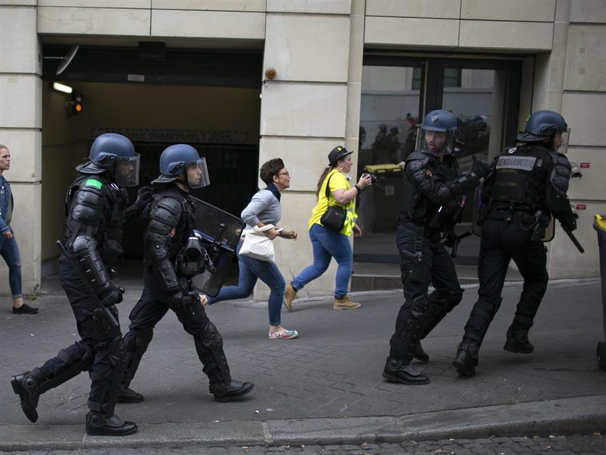 Στιγμιότυπα από τα επεισόδια στο Παρίσι (AP Photo/Rafael Yaghobzadeh)