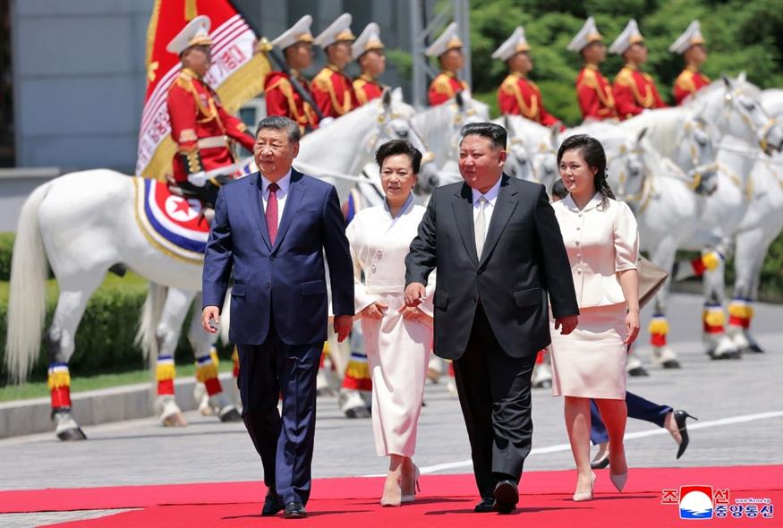 Σι Τζινπίνγκ - Κιμ Γιονγκ Ουν (KCNA via KNS via AP) Σι Τζινπίνγκ - Κιμ Γιονγκ Ουν (KCNA via KNS via AP)