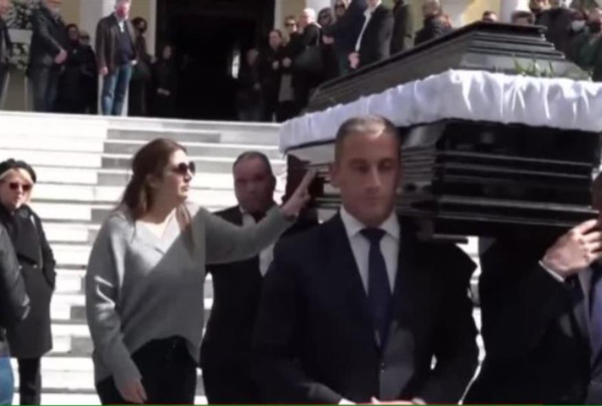 Θλίψη στην κηδεία του 39χρονου που δολοφονήθηκε από τον πεθερό του στη Νίκαια