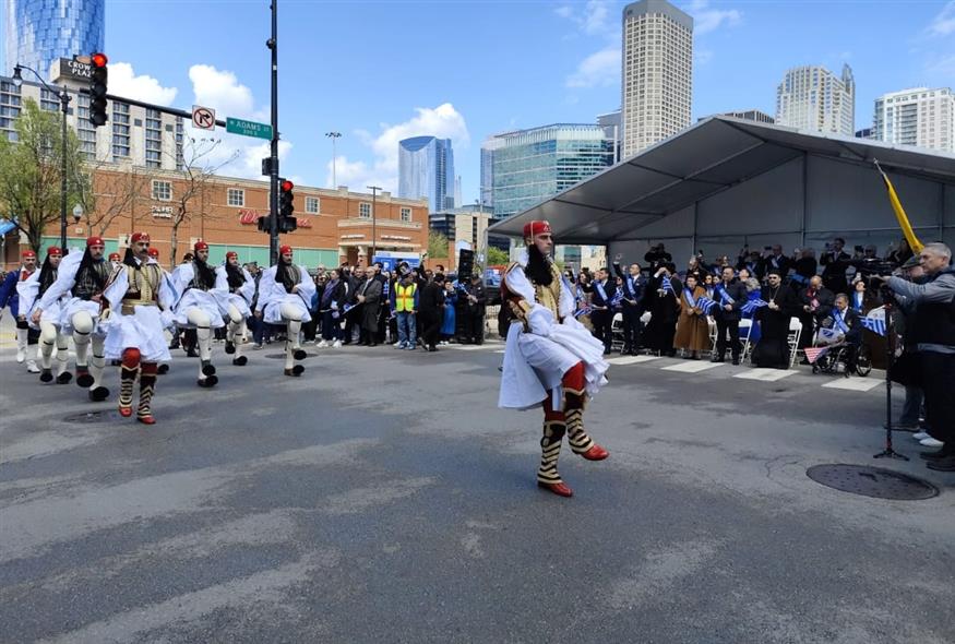 Οι Εύζωνες της Προεδρικής Φρουράς παρελαύνουν στο Greektown στο Σικάγο