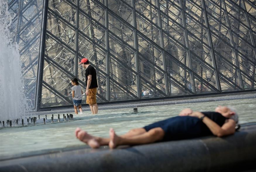 Κατάρρευση έξω από το Λούβρο... /copyright Ap Photos