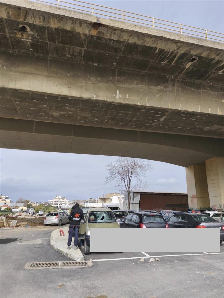 Τσιμέντο έπεσε σε αυτοκίνητο