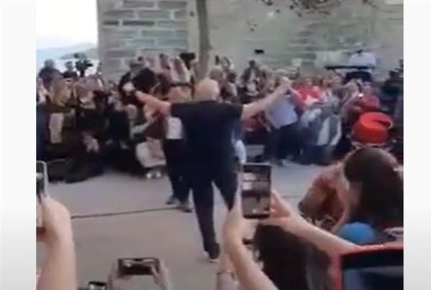 Ο Γιώργος Παπανδρέου χορεύει ζεϊμπέκικο στην Αλικαρνασσό