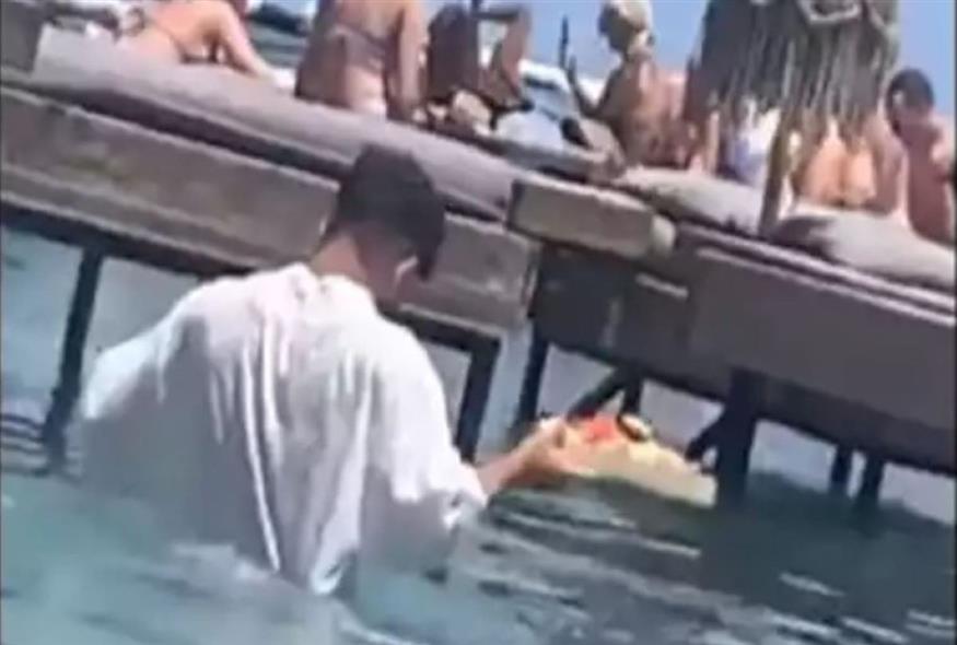 Εργαζόμενος σε beach bar σερβίρει πελάτες μέσα στη θάλασσα στη Ρόδο (Video Capture)