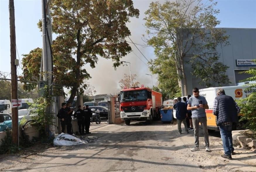 Φωτιά σε βιοτεχνίες στον Ελαιώνα (EUROKINISSI) Φωτιά σε βιοτεχνίες στον Ελαιώνα (EUROKINISSI)