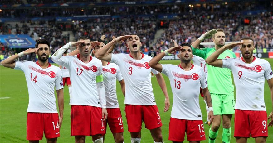 Oι παίκτες της Εθνικής Τουρκίας χαιρέτισαν ξανά στρατιωτικά στην αναμέτρηση με τη Γαλλία (copyright: AP)