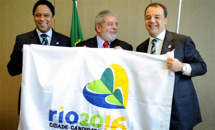 Ο Σέρζιο Καμπράλ (δεξιά), με τον Υπουργό Αθλητισμού Ορλάντο Σίλβα (αριστερά) και τον άλλοτε Πρόεδρο της Βραζιλίας, Λούλα ντα Σίλβα