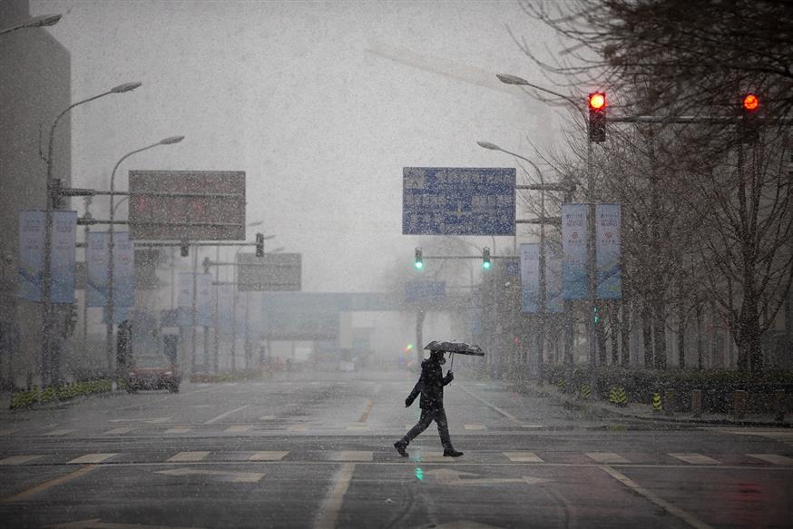 Κεντρικός δρόμος στο Πεκίνο, σε ώρα αιχμής, έρημος... (AP Photo/Mark Schiefelbein)