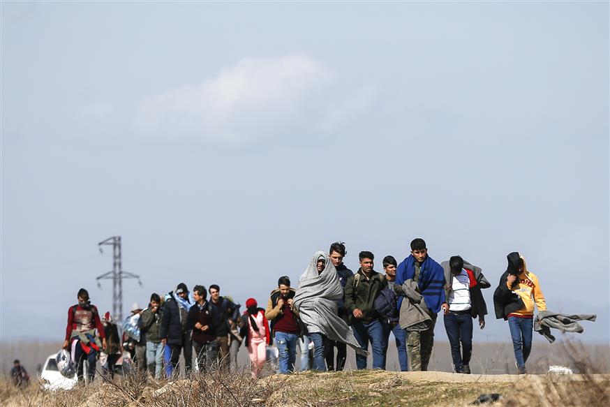 Πρόσφυγες και μετανάστες κινούνται κατά μήκος των ελληνοτουρκικών συνόρων (AP Photo/Emrah Gurel)