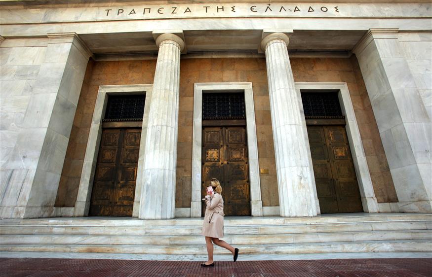 Γυναίκα περπατάει έξω από την Τράπεζα της Ελλάδος μιλώντας στο τηλέφωνο ΤτΕ/Eurokinissi (Κώστας Κατωμέρης)