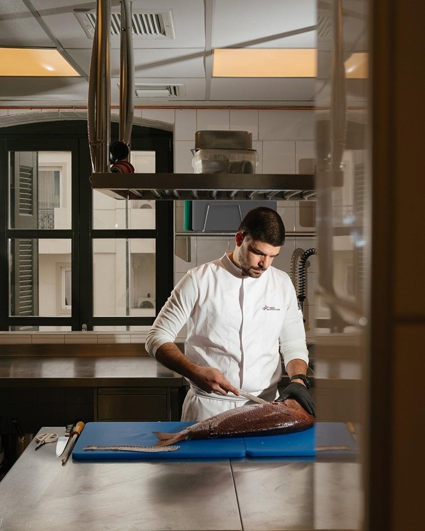 O σεφ Νίκος Αποστολάκης